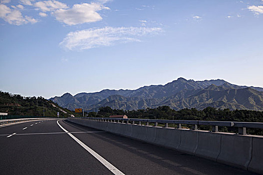 平坦干净的高速公路