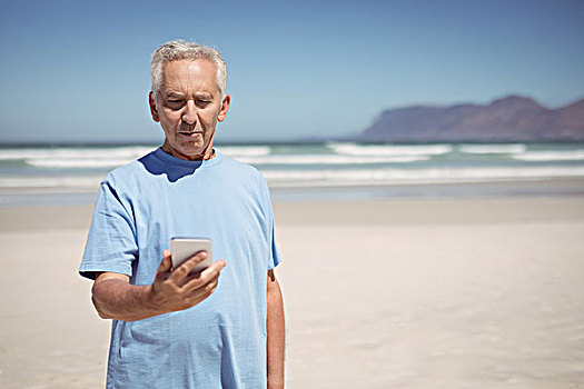 老人,拿着,手机,海滩,晴天