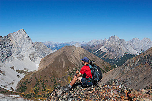 男性,远足者,坐,上面,山脊,远眺,山谷,山峦,远景,蓝天,艾伯塔省,加拿大