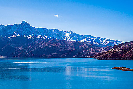 新疆,雪山,湖泊,蓝天