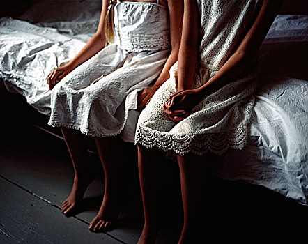 两个女孩,坐,边缘,床