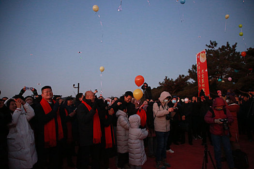山东省日照市,上千市民登临天台山祈福,迎接新年第一缕曙光