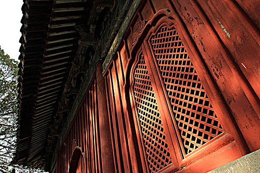 北京戒台寺的古代红窗