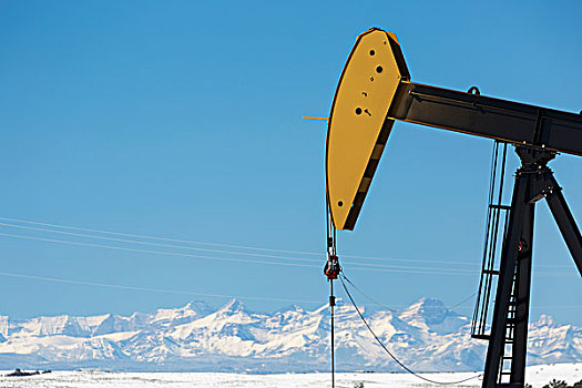 特写,石油井架,积雪,山,蓝天,背景,艾伯塔省,加拿大