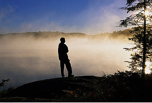剪影,人,站立,靠近,湖,薄雾,安大略省,加拿大