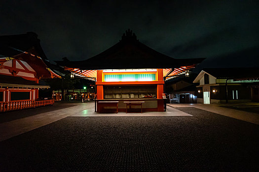 日本京都伏见稻荷大社社务所夜景