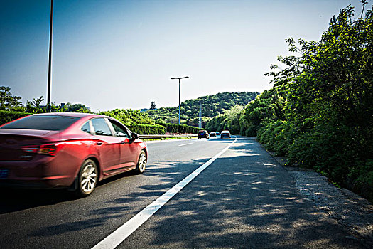 在夏季柏油路