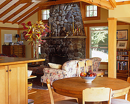 木桌子,椅子,开放式格局,乡村风格,房间,壁炉