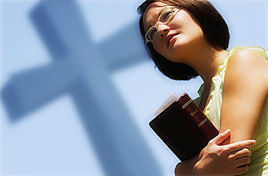 女人,拿着,圣经,十字架,背景