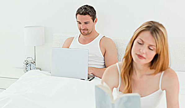 男人,笔记本电脑,妻子,床