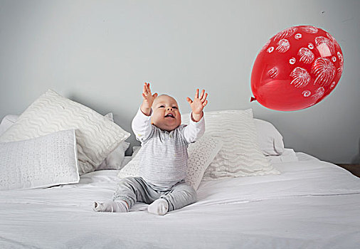 男婴,玩,气球,床