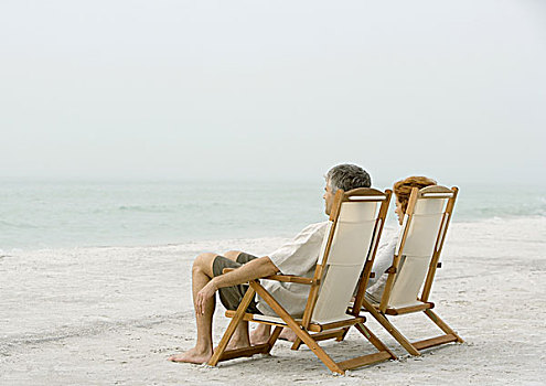 坐,夫妇,沙滩椅,观景
