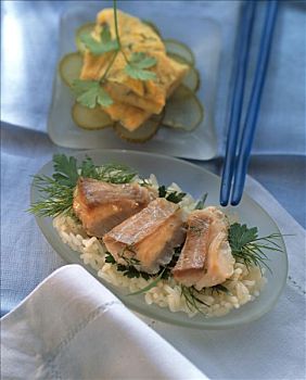 绿青鳕,米饭,煎蛋饼,腌食小黄瓜