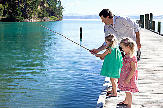 成熟,男人,两个女孩,钓鱼,码头,新西兰