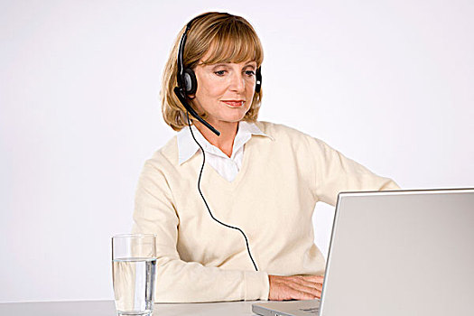 女人,耳机,笔记本电脑