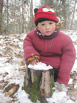 雪中的孩子真快乐