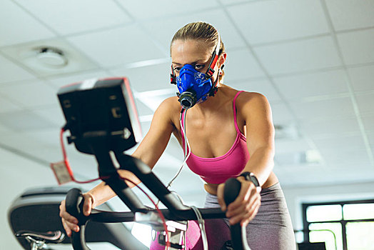 女性,运动员,氧气面罩,练习,健身自行车,健身中心