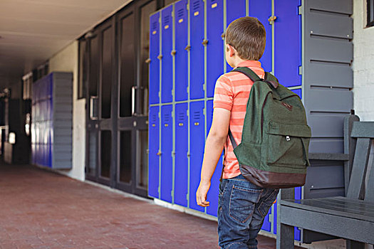 后视图,男孩,背包,走,走廊,学校