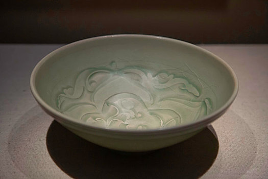耀州窑青瓷剔刻犀牛望月纹碗