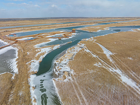 航拍冬日的黄河口湿地