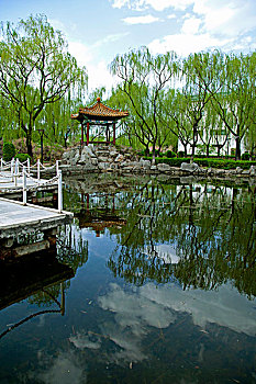 中國古典園林湖泊中的石板橋和涼亭