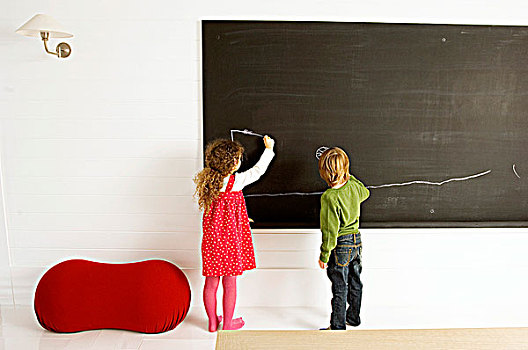 两个孩子,绘画,黑板