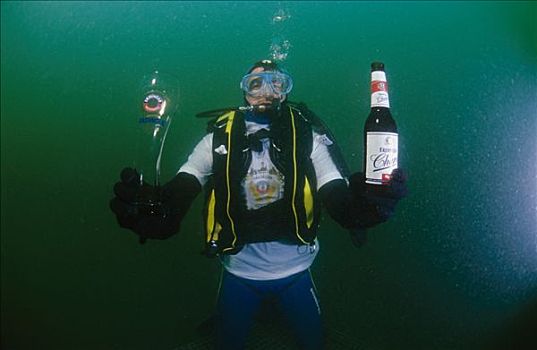 潜水者,拿着,啤酒瓶,眼镜,手