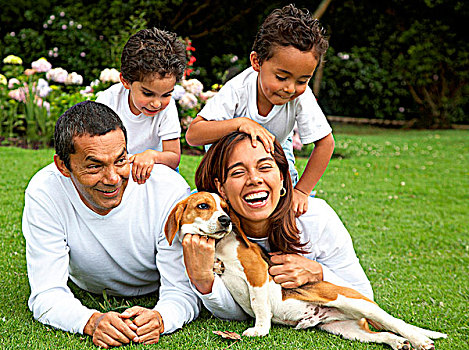 家庭,生活方式,肖像,妈妈,爸爸,两个,儿童,狗,乐趣,户外