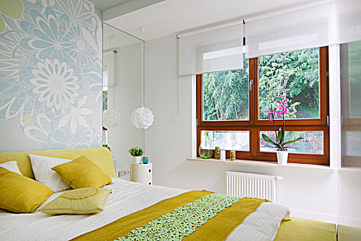 卧室,双人床,白色,黄色,床上用品,散落,垫子,木质,窗户,百叶窗,风景,花园