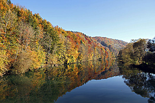 秋季,河