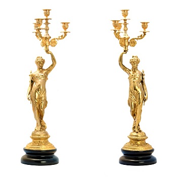 两个,老式,金色,烛台,女性,小雕像