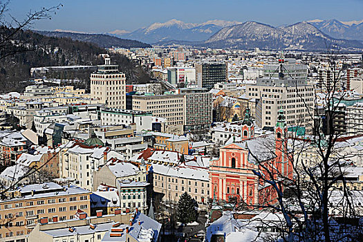 城市,圣芳济修会,教堂,摩天大楼,山,后面,风景,卢布尔雅那,城堡,冬天,斯洛文尼亚,欧洲