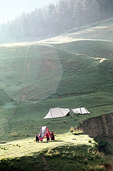 甘肃拉卜楞寺的僧人在山上搭建帐篷