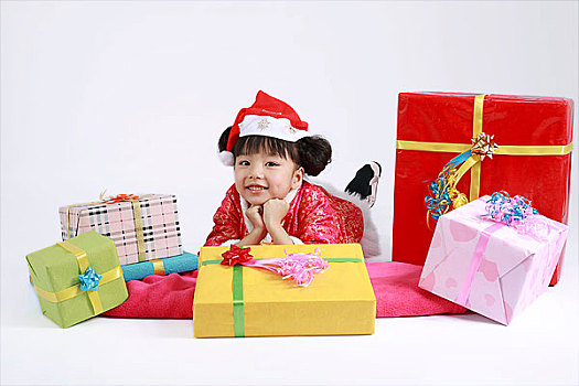 躺在一堆礼品盒中间的小女孩