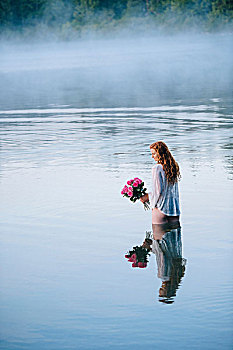 美女,站立,模糊,湖,拿着,束,粉色,玫瑰