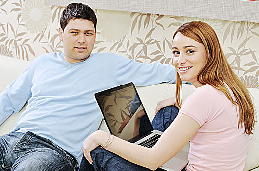 年轻,情侣,在家,现代,客厅,室内,工作,笔记本电脑,房子,金融,刨