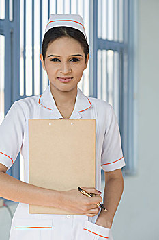 女护士,拿着,写字板,微笑,印度