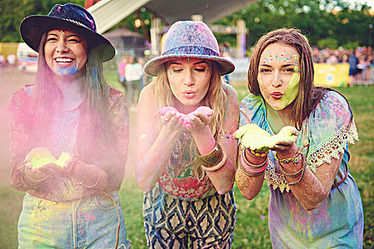 三个女人,年轻,吹,色彩,粉笔,粉末,节日