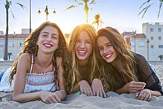 好友,女孩,日落,海滩,沙子,微笑,高兴,一起