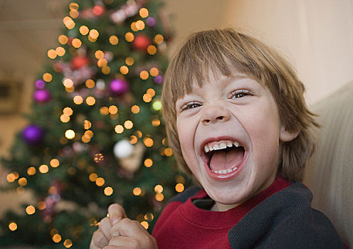 男孩,笑,正面,圣诞树