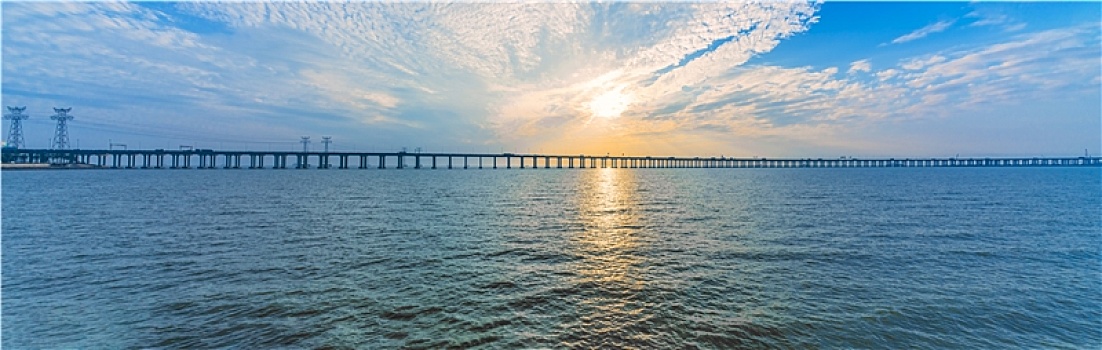 海边蓝色天空日落晚霞