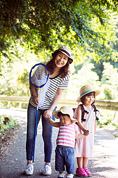 微笑,日本人,女人,拿着,捕蝶网,两个女孩,戴着,遮阳帽,站立,小路,看镜头