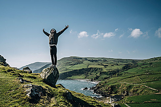 悠闲,站立,男人,岩石上,远眺,晴朗,自然风光,风景,北爱尔兰