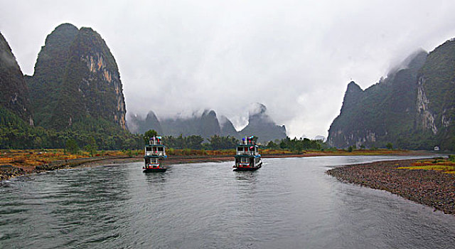 广西桂林漓江烟雨游船