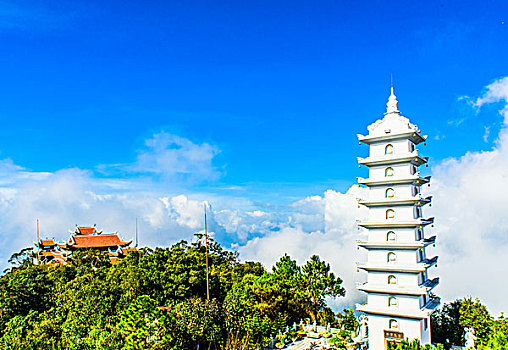 巴拿山山顶的寺庙和白塔