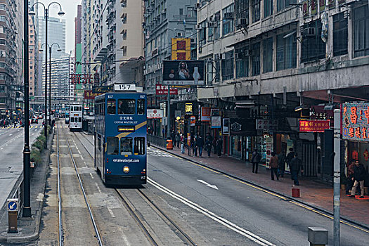 香港的叮叮车行驶在街道上