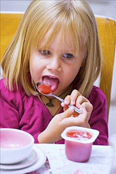 小女孩,吃饭,果味酸奶