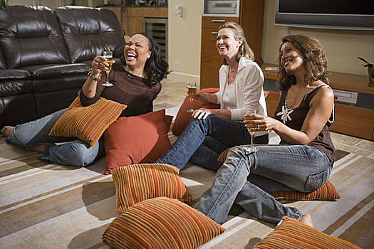 三个,高兴,多种族,女人,坐,香槟,玻璃杯,地毯,客厅
