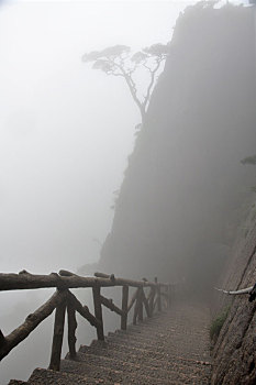 黄山云雾中的西海大峡谷