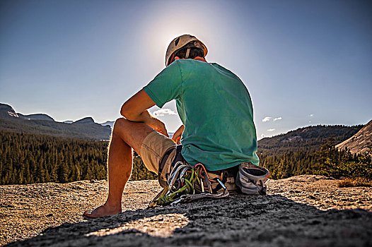 男青年,攀登,坐,上衣,岩石构造,草地,上半身,优胜美地国家公园,加利福尼亚,美国